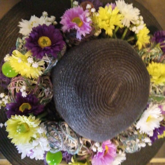 FESTIVAL FLOPPY HAT. Ellen Tracy adorned hat with crazy daisys,art & mushrooms - Picture 10 of 10